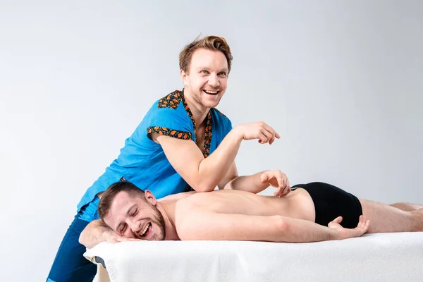 Massagem Temática Cuidados Com Corpo Homem Caucasiano Bonito Uniforme Azul — Fotografia de Stock