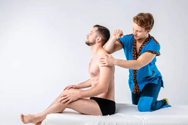 Masaje Temático Cuidado Corporal Guapo Médico Varón Caucásico Uniforme Azul — Foto de Stock