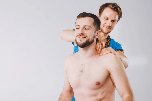 Massagem Temática Cuidados Com Corpo Belo Médico Branco Masculino Uniforme — Fotografia de Stock
