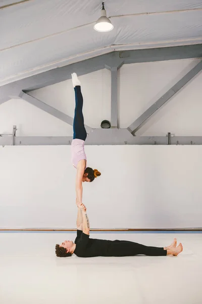 Joven Pareja Caucásica Hombres Mujeres Practicando Yoga Acrobático Gimnasio Blanco — Foto de Stock