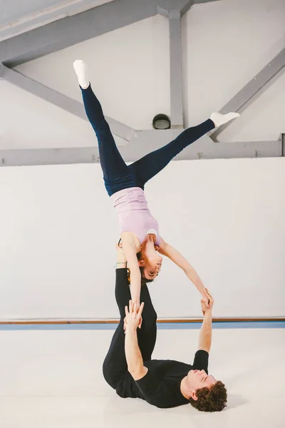 Jovem Casal Homens Mulheres Caucasianos Praticando Ioga Acrobática Ginásio Branco — Fotografia de Stock