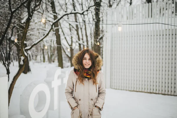 Téma Prázdninový Víkend Zimě Krásná Mladá Běloška Snowparku Bundě Kapucí — Stock fotografie