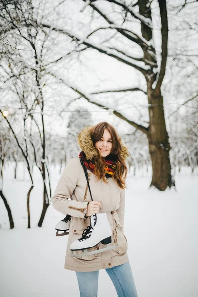 Temat Helg Semester Vinter Vacker Ung Kaukasisk Kvinna Står Snötäckt — Stockfoto