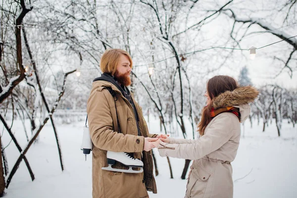 Vintern Och Datum Ungt Par Älskare Man Och Kvinna Vintern — Stockfoto