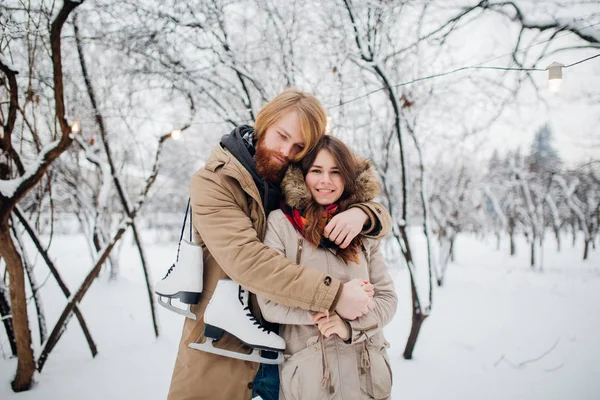 Зима Дата Молодая Пара Влюблена Мужчину Женщину Зимой Фоне Заснеженных — стоковое фото