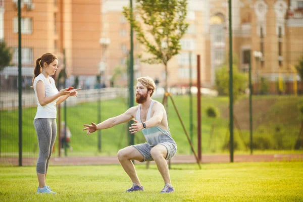 Praca Zespołowa Sporcie Kobiece Trener Szkolenia Człowieka Brodą Parku Zielonej — Zdjęcie stockowe