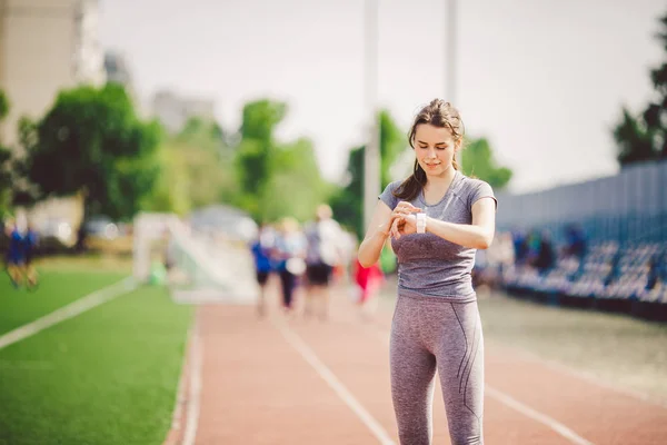 Deporte Tecnología Hermosa Mujer Piel Blanca Joven Con Cola Caballo — Foto de Stock