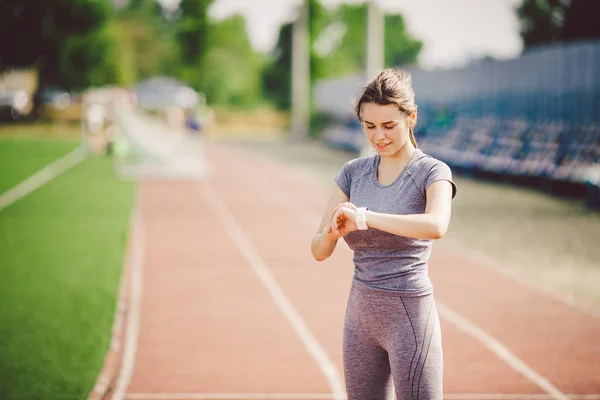 Deporte Tecnología Hermosa Mujer Piel Blanca Joven Con Cola Caballo — Foto de Stock