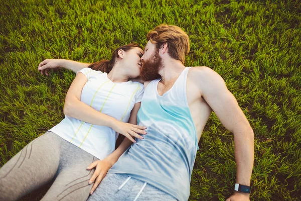 Tema Esporte Estilo Vida Saudável Jovem Casal Está Descansando Deitado — Fotografia de Stock