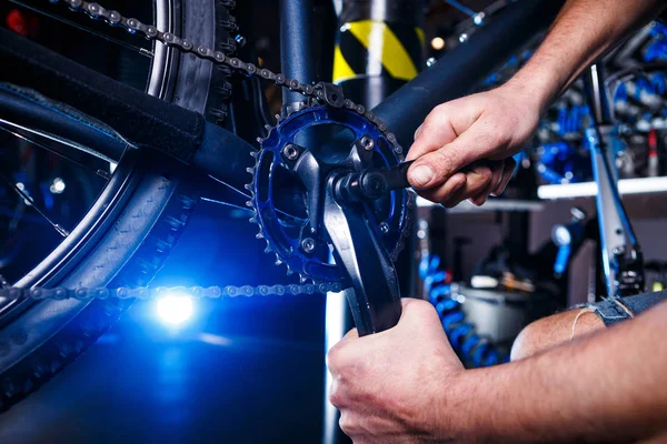 Eine Nahaufnahme Der Hand Eines Männlichen Fahrradmechanikers Der Werkstatt Verwendet — Stockfoto