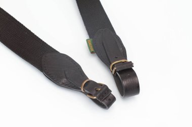 genç bir adam bir gömlek ve çıplak gövde bir bisiklet Kulaklığımda oturur ve müzik açık havada, doğa, şehir dışında alan dinler