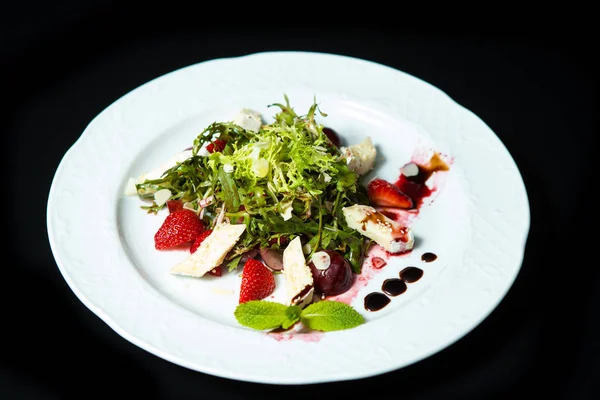 Salada Com Cereja Morango Queijo Prato Grande Branco Fundo Preto — Fotografia de Stock