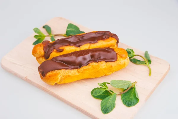 Eclairs Placa Una Mesa Sobre Fondo Claro Pastel Crema Eclair — Foto de stock gratis