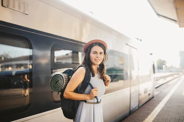 Ferrocarril Temático Viajes Retrato Joven Mujer Caucásica Con Sonrisa Dentada — Foto de Stock