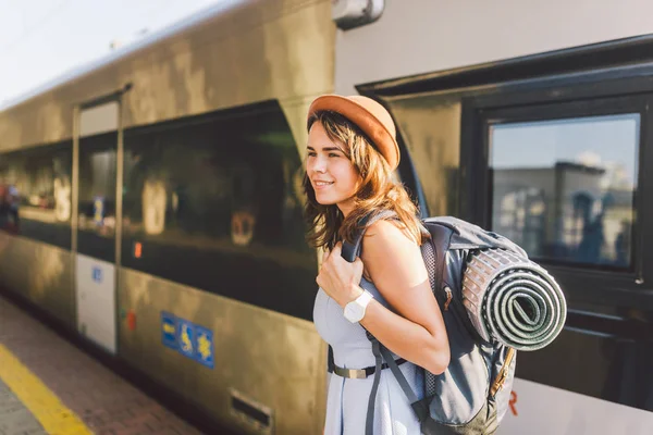 Tema Ferroviário Viagens Retrato Jovem Caucasiano Com Sorriso Dente Estação — Fotografia de Stock