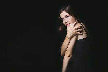 Güzel genç beyaz beyaz kadın 20 yaşında model portre saç siyah izole arka plan siyah iç çamaşırı poz eller dans omuz üzerinde mavi gözlü doğal makyajlı.