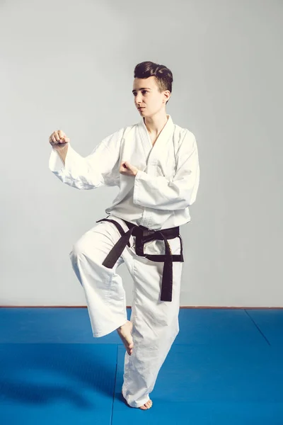 Chica Traje Karate Kimono Estudio Fondo Gris Niña Muestra Judo — Foto de Stock