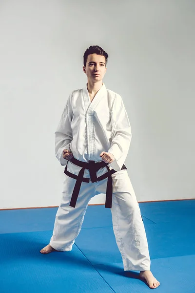 Chica Traje Karate Kimono Estudio Fondo Gris Niña Muestra Judo — Foto de Stock
