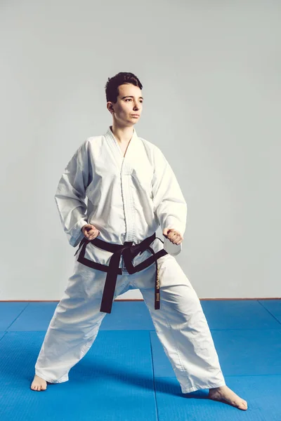 Chica Traje Karate Kimono Estudio Fondo Gris Niña Muestra Judo — Foto de Stock
