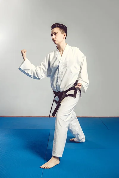 Chica Traje Karate Kimono Estudio Fondo Gris Niña Muestra Judo — Foto de Stock