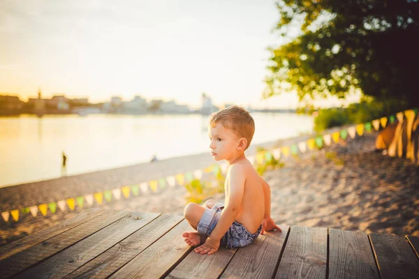 Tema Vacaciones Playa Verano Niños Pequeño Niño Caucásico Sienta Costado —  Fotos de Stock