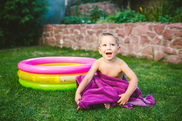 Tema Vacaciones Verano Niño Caucásico Pequeño Años Que Juega Patio —  Fotos de Stock