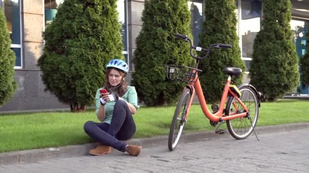 Homem Cidade Andar Bicicleta Transporte Ambientalmente Amigável Mulher Branca Bonita — Vídeo de Stock