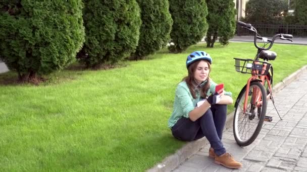 Homem Cidade Andar Bicicleta Transporte Ambientalmente Amigável Mulher Branca Bonita — Vídeo de Stock