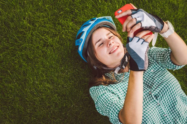 Motyw Sport Technologii Student Piękna Kaukaski Kobieta Uśmiech Zębiczny Leży — Zdjęcie stockowe