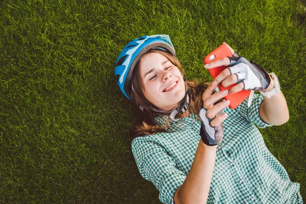 Motyw Sport Technologii Student Piękna Kaukaski Kobieta Uśmiech Zębiczny Leży — Zdjęcie stockowe