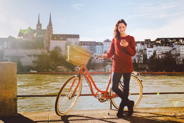 Turismo Temático Bicicleta Tecnologia Moderna Bela Jovem Caucasiana Fica Perto — Fotografia de Stock