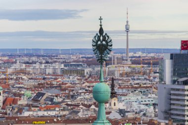 Viyana, Avusturya 2 Ocak 2018. Gözlem platformu Aziz Stephan Katedrali Domkirche St. Stephan şehir merkezinin panoramik yüksek mimarisi üzerine üzerinden görüntülemek.
