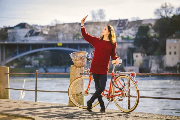 Uma Bela Jovem Com Uma Bicicleta Vermelha Retro Está Fazendo — Fotografia de Stock