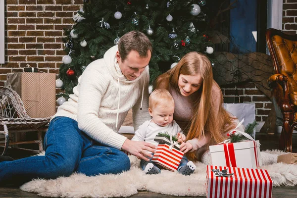Noche Navidad Familiar Familia Tres Personas Caucásicas Sentadas Bajo Árbol — Foto de Stock
