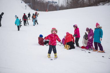 Ukrayna, Kiev Kayak Merkezi Protasov Yar 25 Ocak 2015. Kayak merkezinde şehir merkezinde. Çocuklar için Kayak Okulu. Eğitmen bir grup insan kışın kayak için bir dağ kar öğretir..
