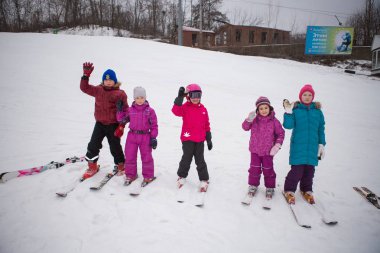 Ukrayna, Kiev Kayak Merkezi Protasov Yar 25 Ocak 2015. Kayak merkezinde şehir merkezinde. Çocuklar için Kayak Okulu. Eğitmen bir grup insan kışın kayak için bir dağ kar öğretir..