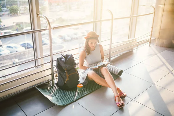 Очікування Затримка Транспорту Терміналі Аеропорту Або Вокзалу Молода Біла Жінка — стокове фото