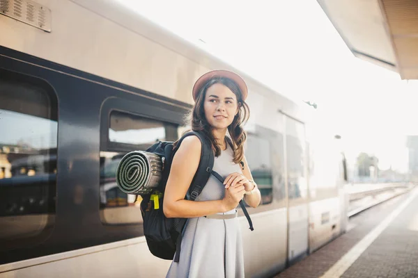 Tema Ferroviário Viagens Retrato Jovem Caucasiano Com Sorriso Dente Estação — Fotografia de Stock