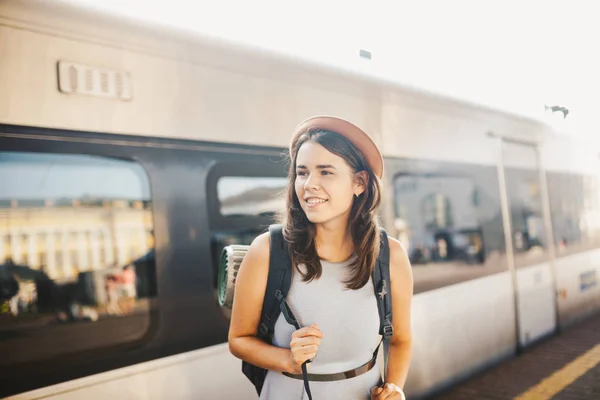 Ferrocarril Temático Viajes Retrato Joven Mujer Caucásica Con Sonrisa Dentada — Foto de Stock
