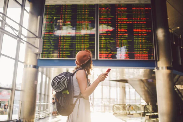 Viaje Temático Tranosport Hermosa Mujer Caucásica Joven Vestido Mochila Pie —  Fotos de Stock