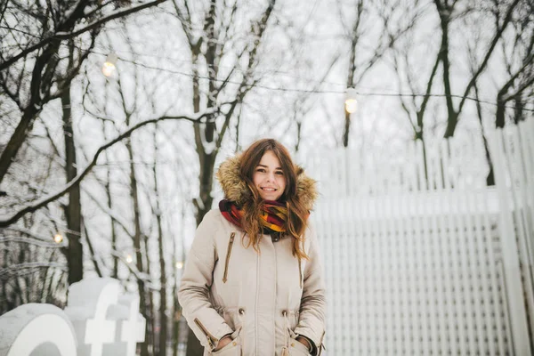 Tema Una Vacanza Fine Settimana Inverno Bella Giovane Donna Caucasica — Foto Stock