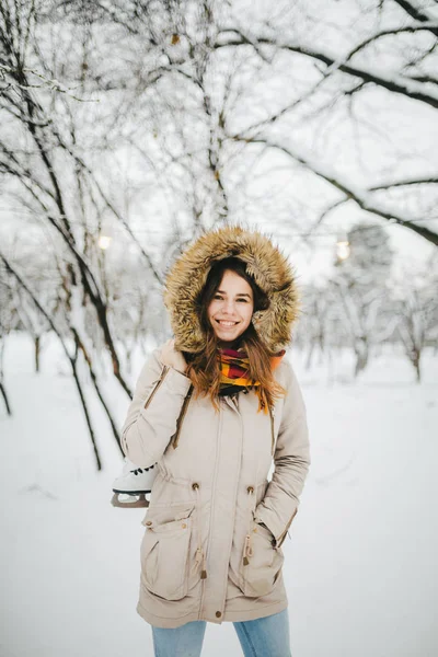 Una Bella Giovane Donna Caucasica Piedi Parco Innevato Una Giacca — Foto Stock