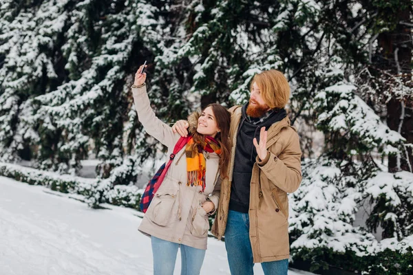 Jeune Couple Amoureux Reposer Dans Parc Hiver Homme Étreint Petite — Photo