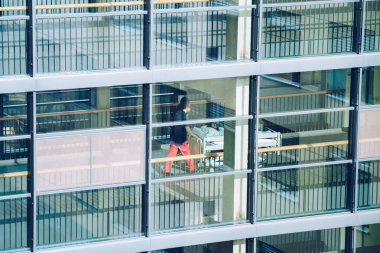 19 Ekim 2018. Almanya Helios Klinikum Krefeld. Klinik kat görünümünde pencereden istasyonları arasında koridoru geç Doktor Doktor insanlar yürümek.