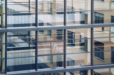 19 Ekim 2018. Almanya Helios Klinikum Krefeld. Doktor Doktor yürüyüş koridoru geç Clinic kat görünümünde pencereden istasyonları arasında taşıma. Telefonda bir adam kullandığı teknoloji konuşuyor.