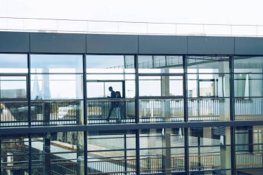 22 Ekim 2018. Almanya Helios Klinikum Krefeld. Siluet Doktor Doktor insanlar erkek ve Kadın Kliniği kat görünümünde pencereden istasyonları arasında koridoru geç taşıma yürümek.