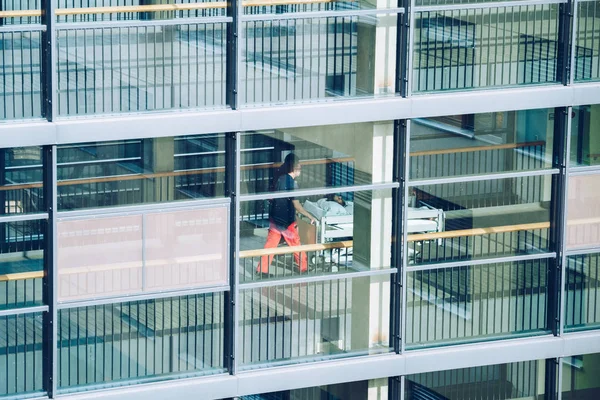 19 Ekim 2018. Almanya Helios Klinikum Krefeld. Klinik kat görünümünde pencereden istasyonları arasında koridoru geç Doktor Doktor insanlar yürümek.