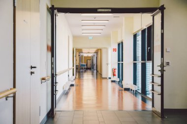 Ekim 2018. Almanya Helios Klinikum Krefeld. İç hastane içeride. Geniş ıssız istasyon koridorları, yeni hastanenin zemini, Alman Avrupa tıbbı. Sağlık kliniği iç teması.