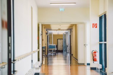 Ekim 2018. Almanya Helios Klinikum Krefeld. İç hastane içeride. Geniş ıssız istasyon koridorları, yeni hastanenin zemini, Alman Avrupa tıbbı. Sağlık kliniği iç teması.