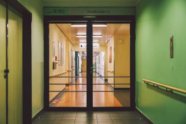 Ekim 2018. Almanya Helios Klinikum Krefeld. İç hastane içeride. Geniş ıssız istasyon koridorları, yeni hastanenin zemini, Alman Avrupa tıbbı. Sağlık kliniği iç teması.